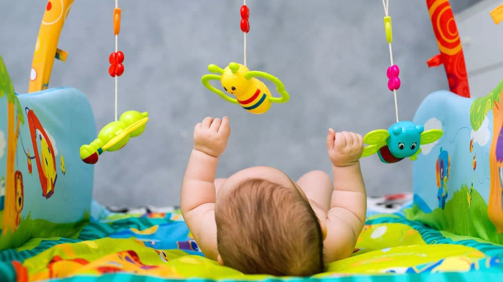 بازی‌های مفید برای رشد مغز نوزاد از تولد تا 3 ماهگی | ویکی هوش